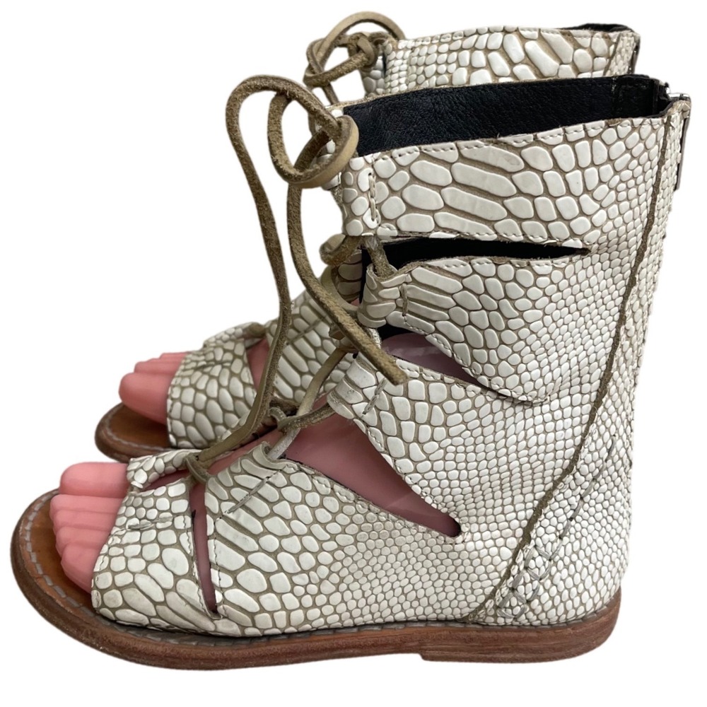 Freebird by Steven Ceasar White Snakeskin Leather Gladiator Sandals Womens 6